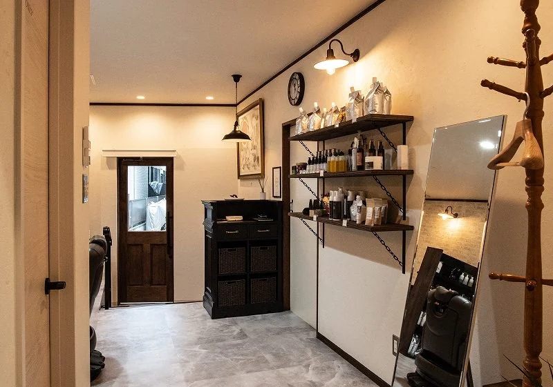 Hair & Spa Fermata の店内 入口と薬剤の棚