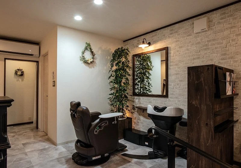 Hair & Spa Fermata のシャンプースペース 緑とリースのある店内