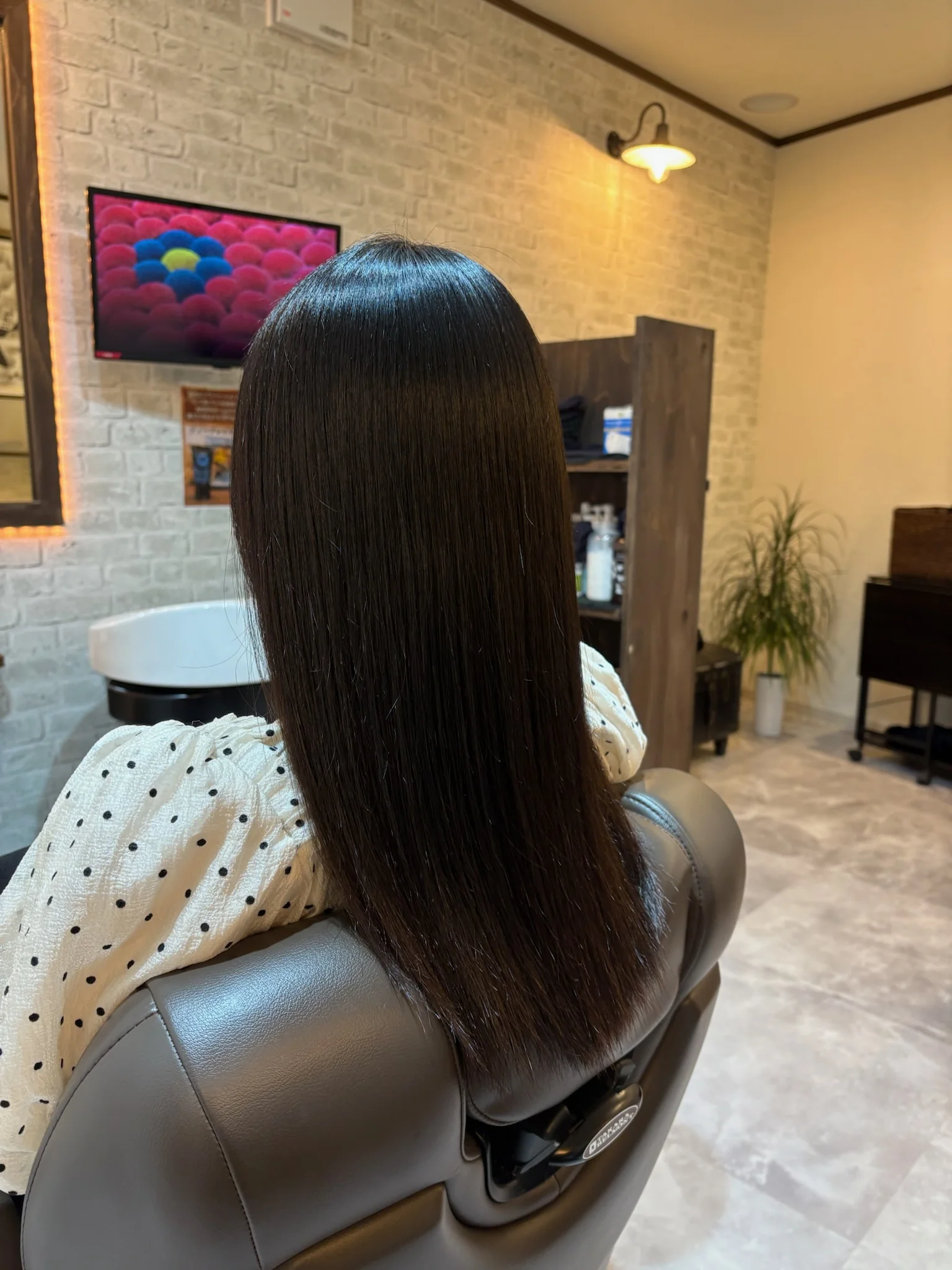 縮毛矯正後のツヤのあるストレートヘア