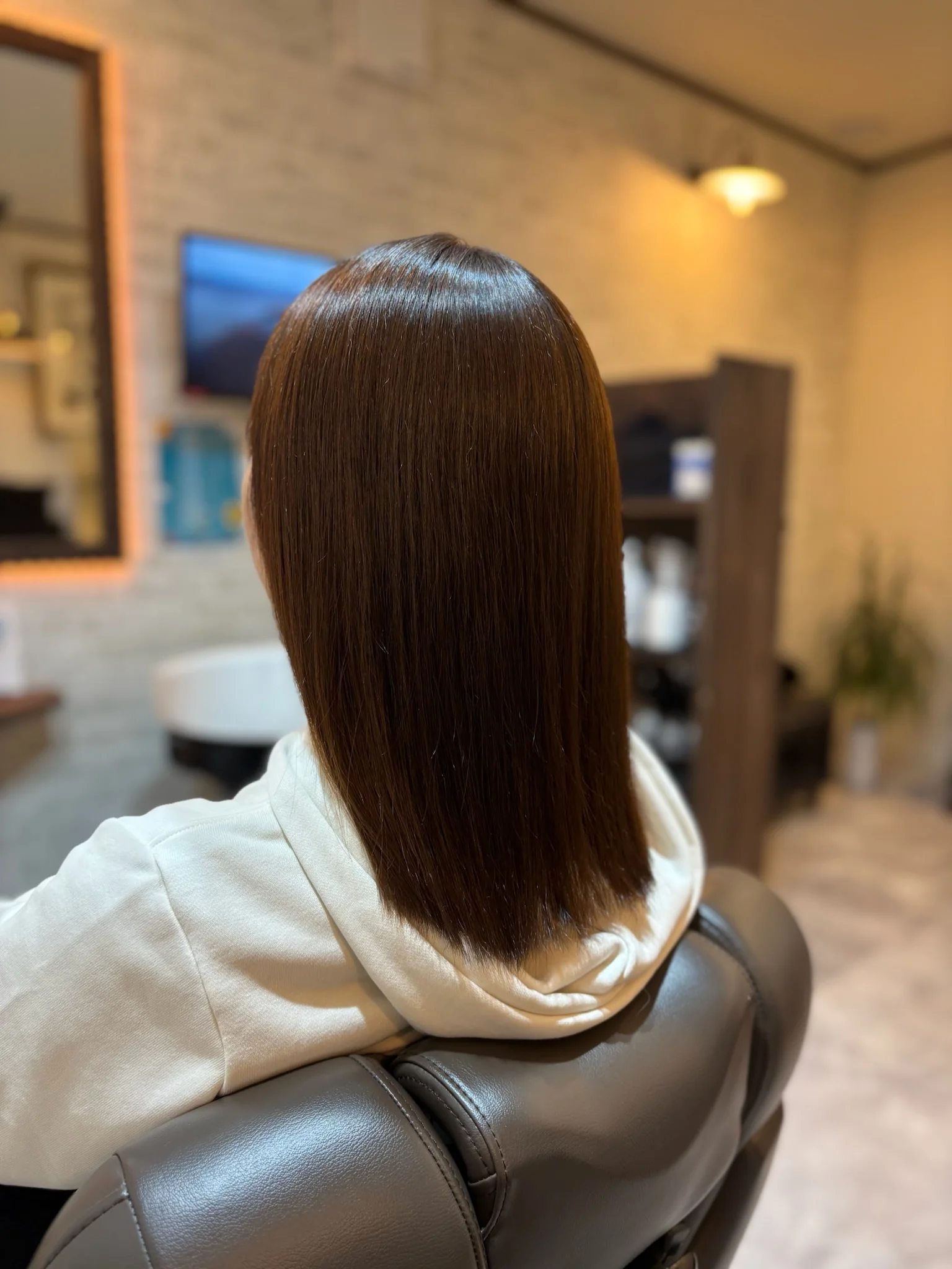 縮毛矯正後のまとまりのあるストレートヘア