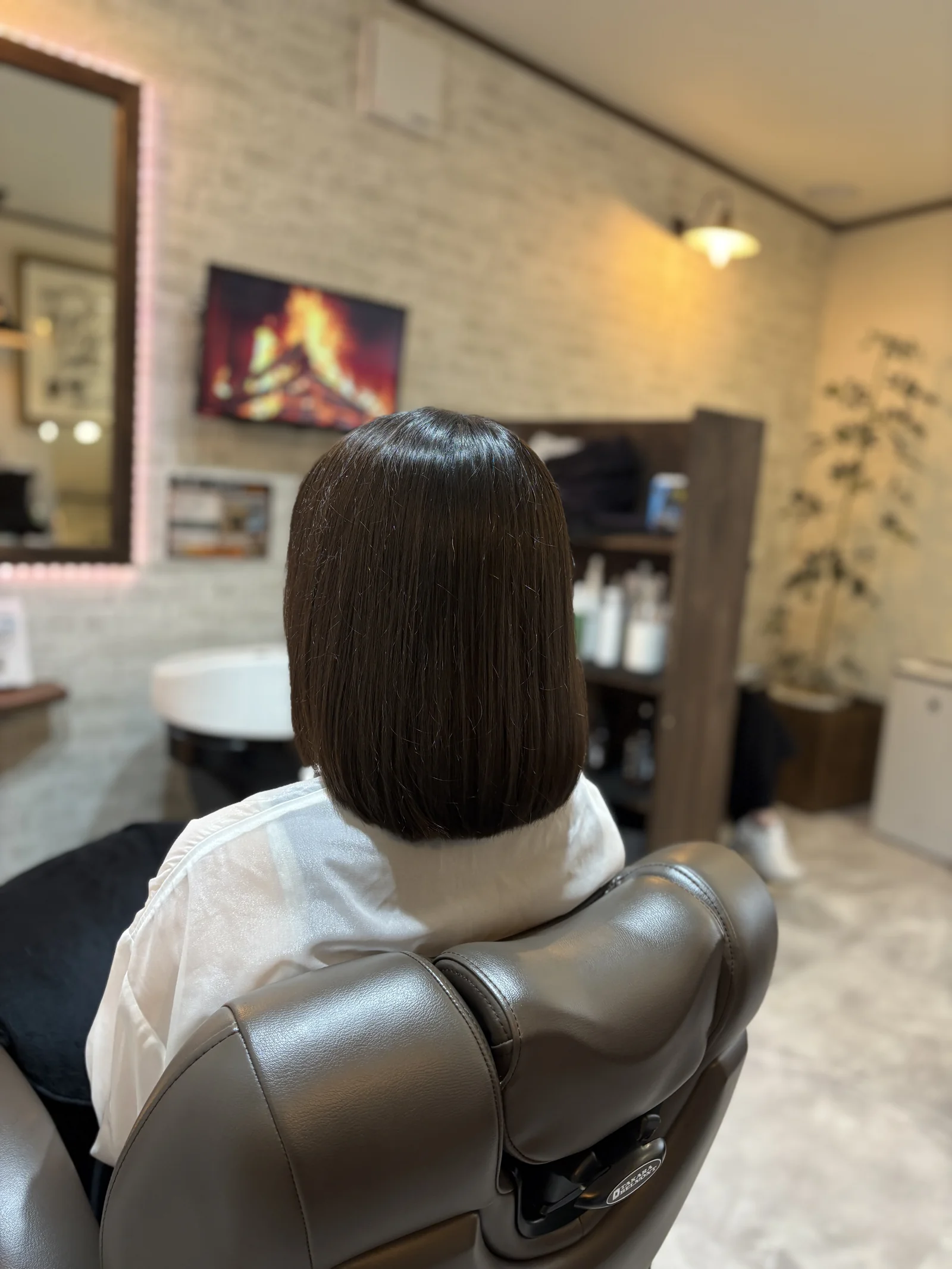 ボブスタイルのストレートヘアの後ろ姿
