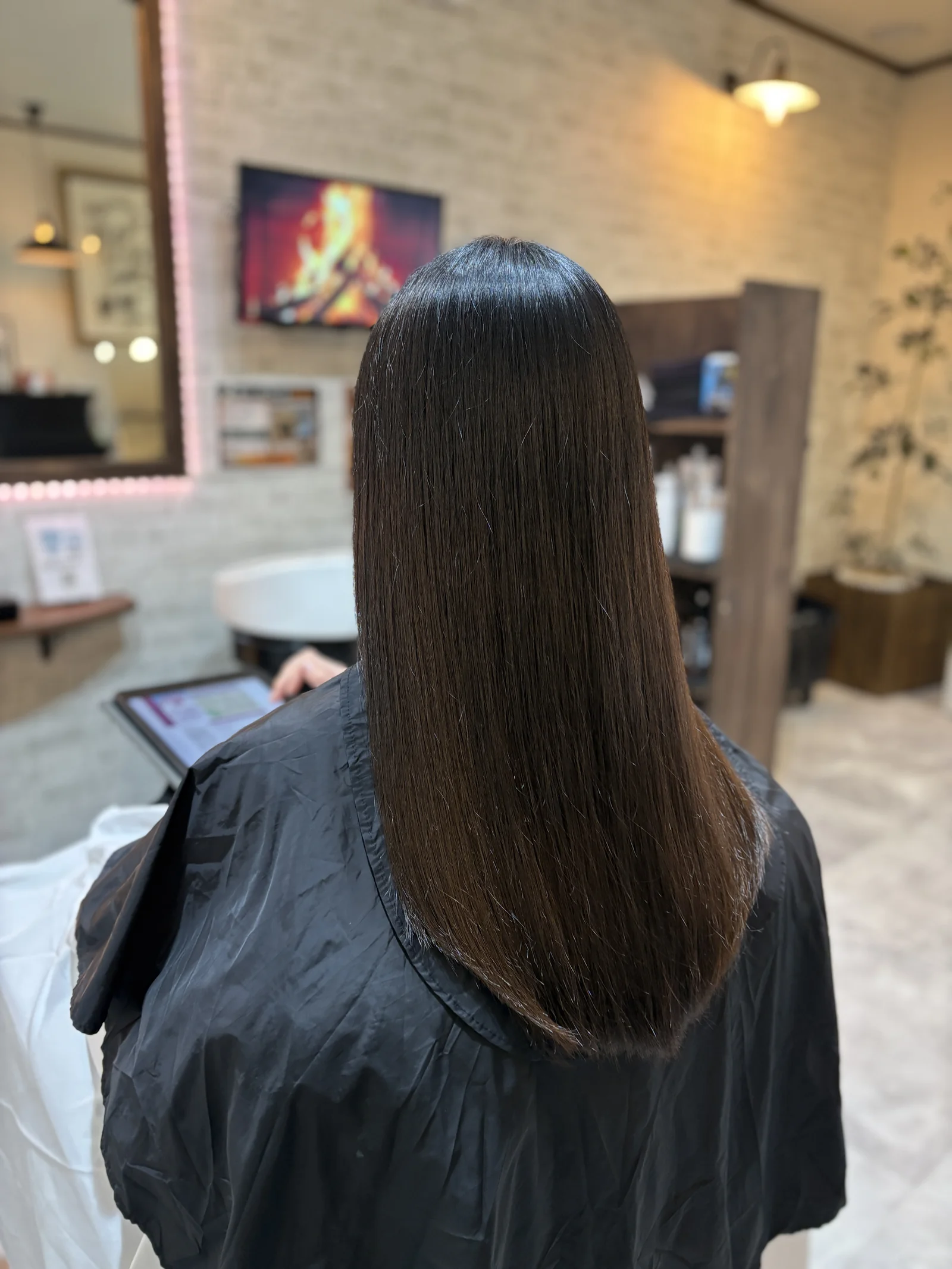 サロンで仕上げたストレートヘアの後ろ姿