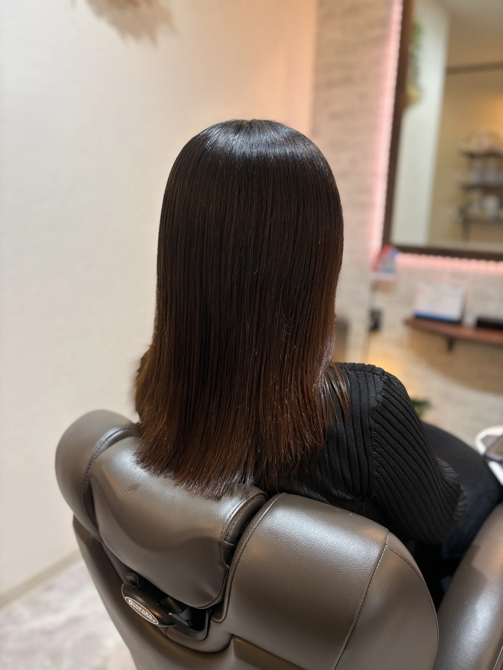 肩下のストレートヘアの後ろ姿