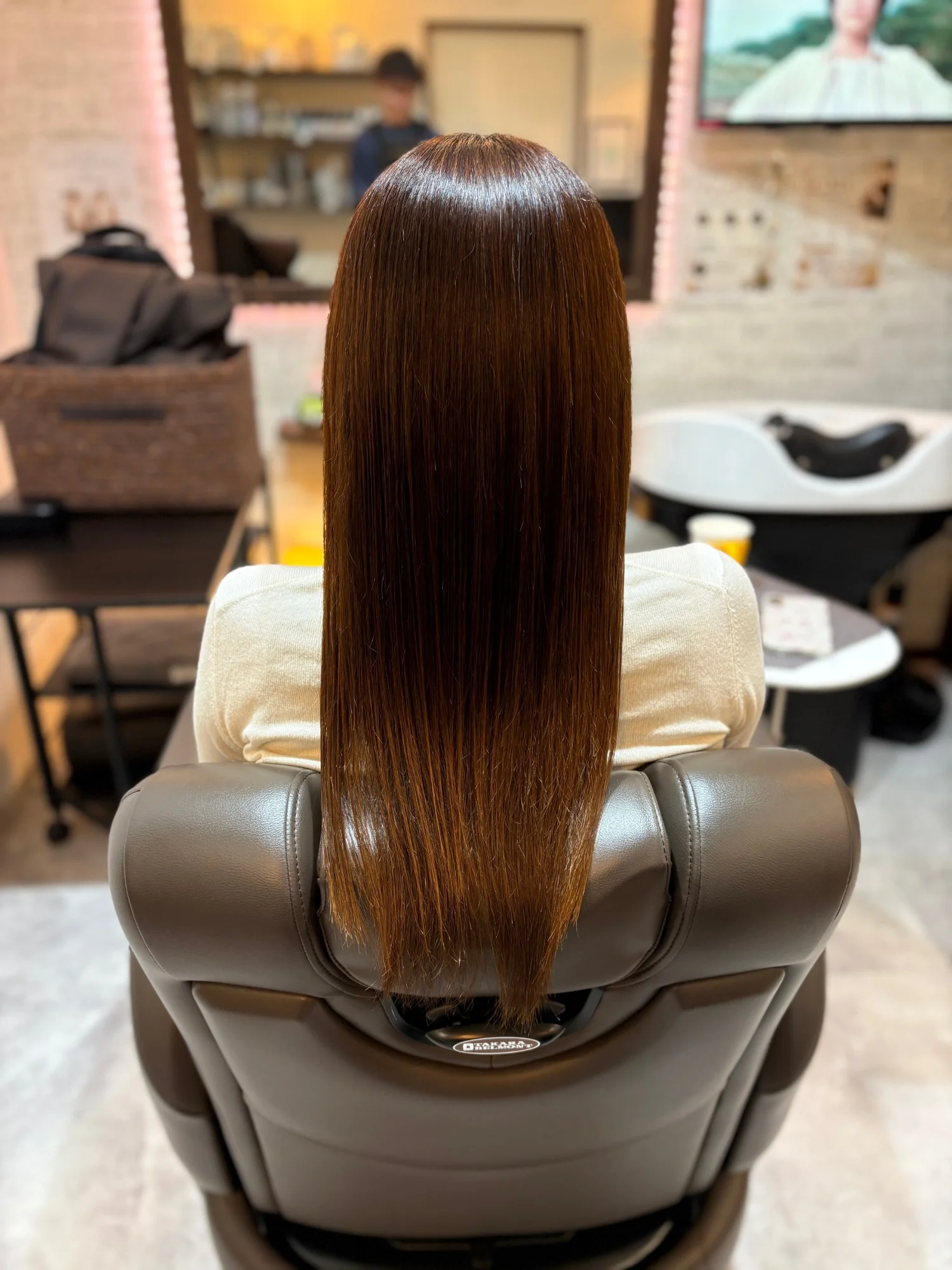 縮毛矯正の施術後 まっすぐでつやのあるロングヘア